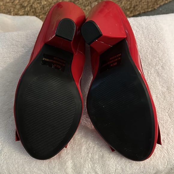 Womens red 4 1/2 inch heels sized 9 - Picture 5 of 8